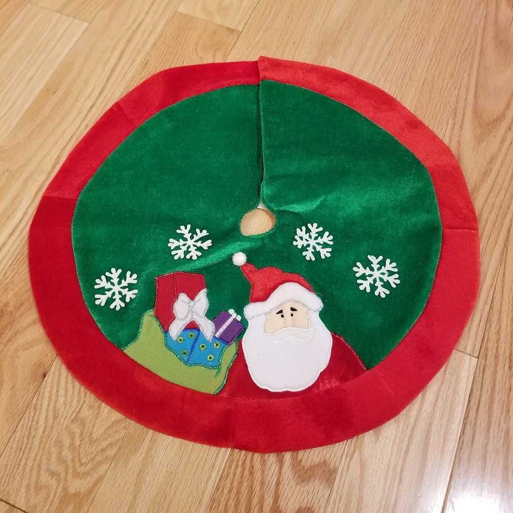 20" Christmas Tree Skirt with Santa & Presents